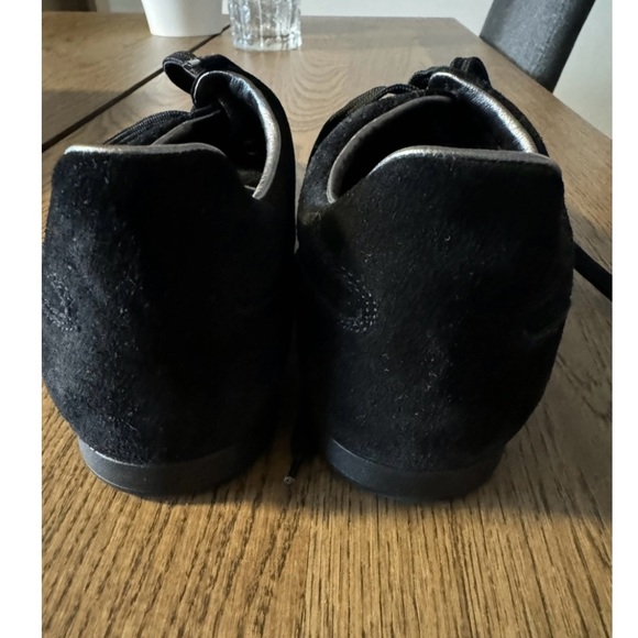 Louis Vuitton Sneakers - Picture 6 of 9